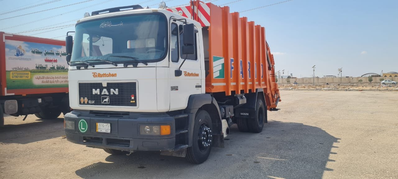 شاحنة جمع النفايات